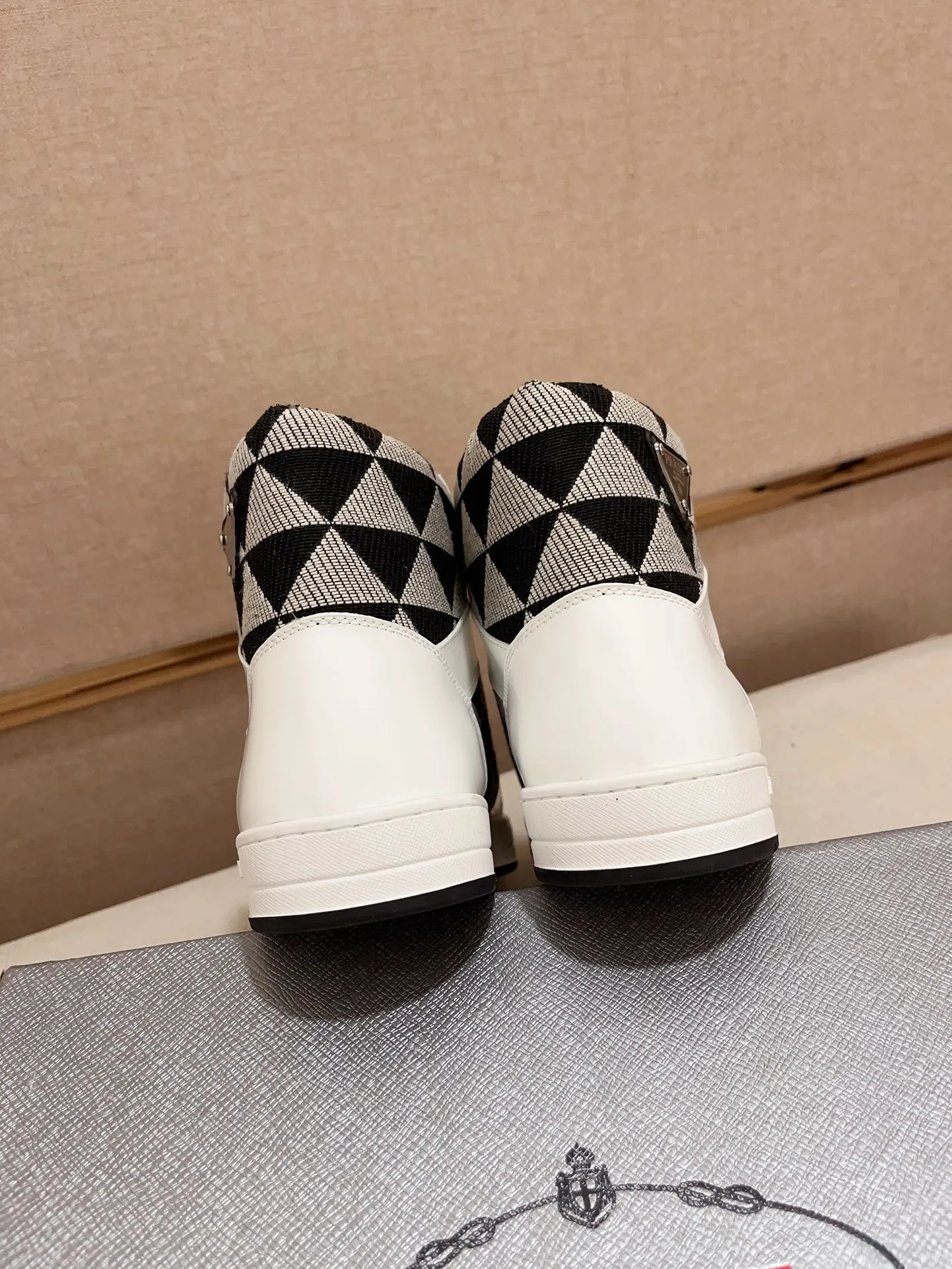 Men's shoes 💰 620💰 ✔️✔️✔️High-quality new PRADA counters are launched at the same time. The new men's shoes and 😘fabric are made of selected first-layer cowhide and triangle △ fabric. Lining: Full cowhide lining. 👍🏿 High-end ☄️ air-cushion molded anti-slip rubber outsole, exquisite lines, simple and elegant, comfortable and high-end for leisure travel. Code number: 38 to 44. 45 can be customized and cannot be returned or exchanged!
